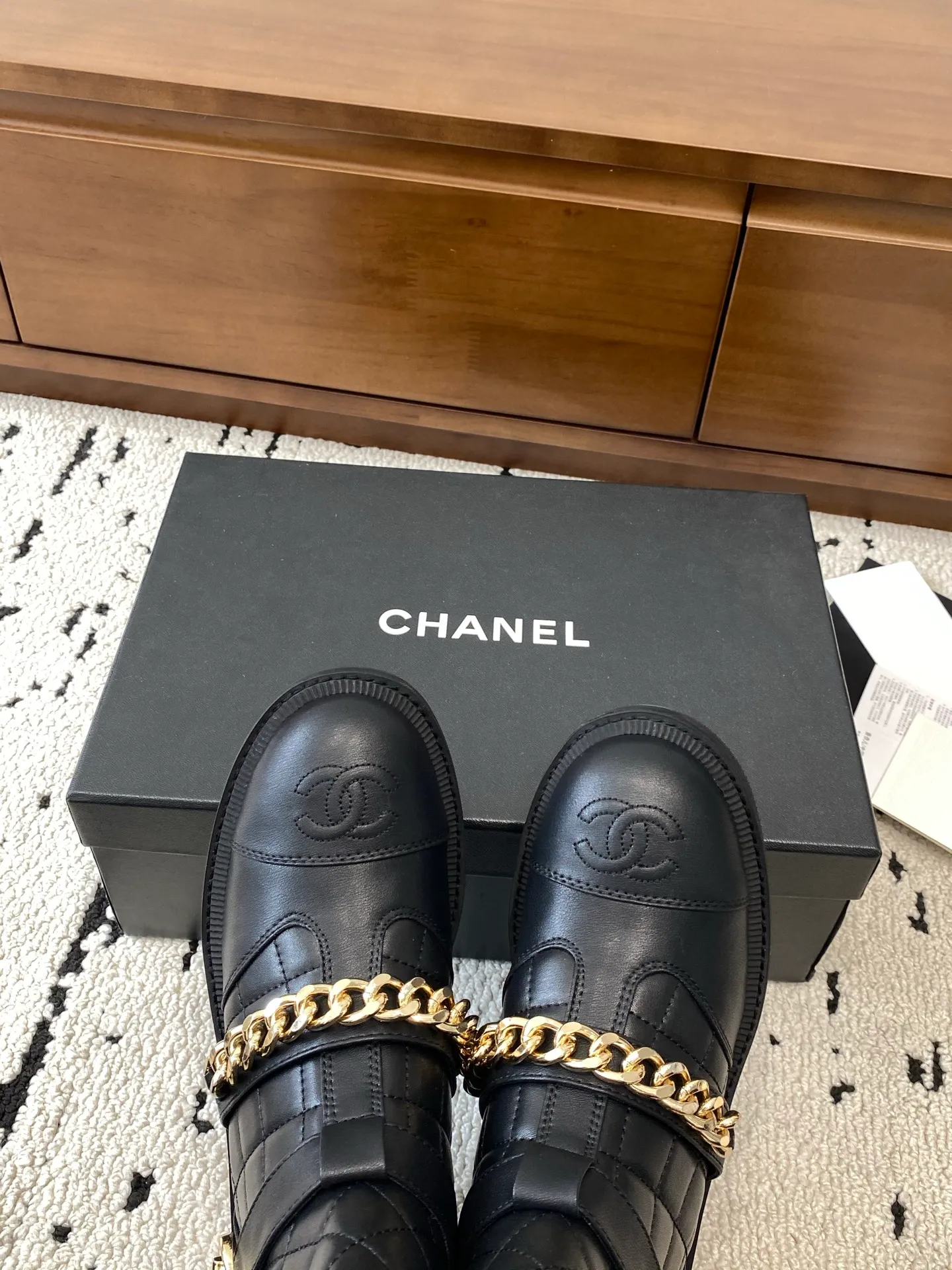 👟👟Ex-factory price 700👟👟 High version🍀 CHANEL 2025s autumn and winter series short boots, made of imported cowhide, with an additional height of 5cm to show leg length. Chanel's classic rhombus is used on the boot shaft, which Xiao Meimei particularly likes. This is Chanel's most popular style this autumn and winter. In addition, the entire boot shaft is equipped with a classic chain and school bag buckle. It is made of full-grain cowhide and uses a rear zipper. It is easy to put on the foot and super comfortable. It is a must-have for this autumn and winter. 🔴 Upper material: imported cowhide leather with anti-rust metal chain ❤︎ Consistently authentic ❤︎ Outsole: original Italian anti-slip rubber outsole Number of yards: 35-40 (40 is custom-made, non-refundable and non-exchangeable) Buy now 👉 Buy now 👉 Buy now 👉 Buy now 👉 Buy now 👉 Buy now 👉 Buy now 👉 Buy now 👉 Buy now 👉 Buy now 👉